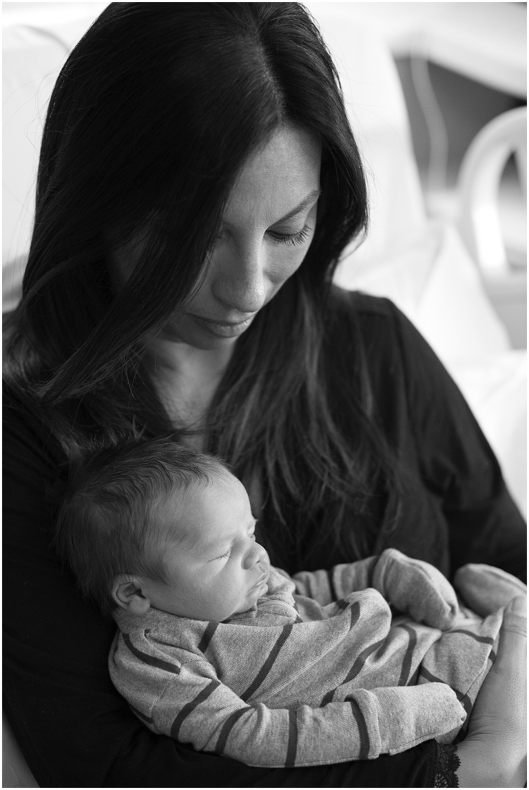 mom and newborn photographer